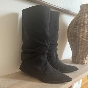 Höga stövlar  - Säljer mina stövlar från Pull and Bear i jeanstyg. Använda två gånger, helt nyskick!😊  Nypris ca 600 kr 