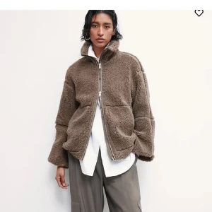 Teddy jacka - Helt ny med lappar kvar. Stor i storlek så passar allt från xs-L Jackan är i xs och se bild 2 hur den sitter på mig