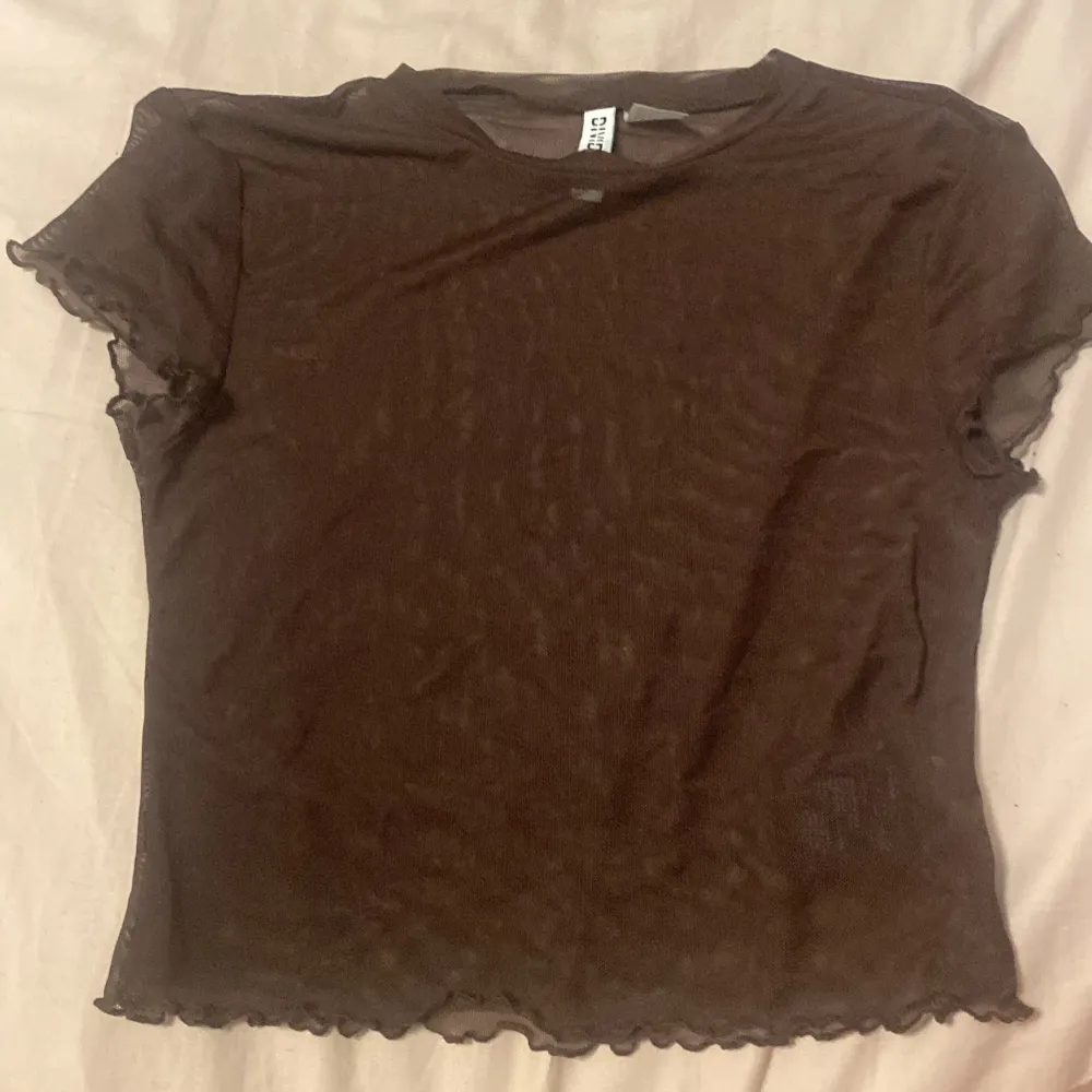  Säljer en brun genomskinlig t-shirt från H&M i storlek S. T-shirts.