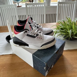 Nike air jordan 3 fire red - Säljer ett par jordan 3 fire red i riktigt bra skick som jag fick från drop för några år sedan. Allt og samt kvitto medföljer!