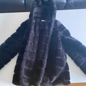 Pälsjacka - Säljer min pälsjacka då jag inte använder den längre. Väldigt stor och mysig. Passar perfekt till vintern då den håller en varm.