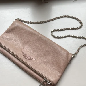 Zadig ingen storlek  - En jätte fin Zadig väska i mörkrosa och får plats med jätte mycket 🥰🥰