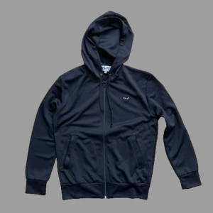 Comme Des Garçons Hoodie - Tja! Säljer denna sjukt feta Comme Des Garçons hoodie som är i riktigt bra skick 9/10. Storleken är M men passar mer som en S. Hör av dig vid frågor eller funderingar 🙏