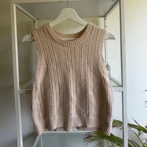 Stickad väst - Ljus stickad väst! Aldrig använd 💗 Den är en storlek M, men jag skulle snarare säga att det är en XS, då storlekarna är mycket små. Kort väst.