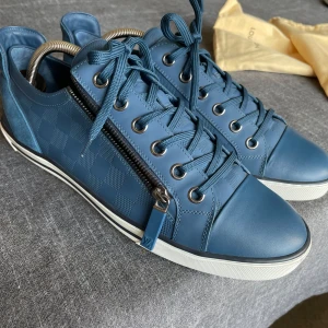 Louis Vuitton Sneakers - Louis Vuitton Sneakers i storlek 8,5 passar 43-44. I extremt fint skick, inga defekter.