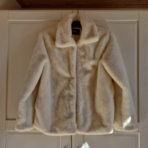 Pälsjacka - Pälsjacka i fint skick. Höftlång rak modell