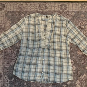 Rutig blus  - En fin blåvit rutig blus med knappar och broderier. Från isolde i storlek 42 🩵🦋