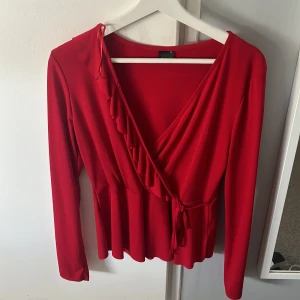 Blus - Blus från bikbok st M passar både M/L eftersom materialet är super stretchigt. Nyskick, använde den förra julen endast. Svin skön 