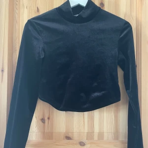 Svart topp - Storlek S, bra skick använd 1-3 gånger, öppen i ryggen