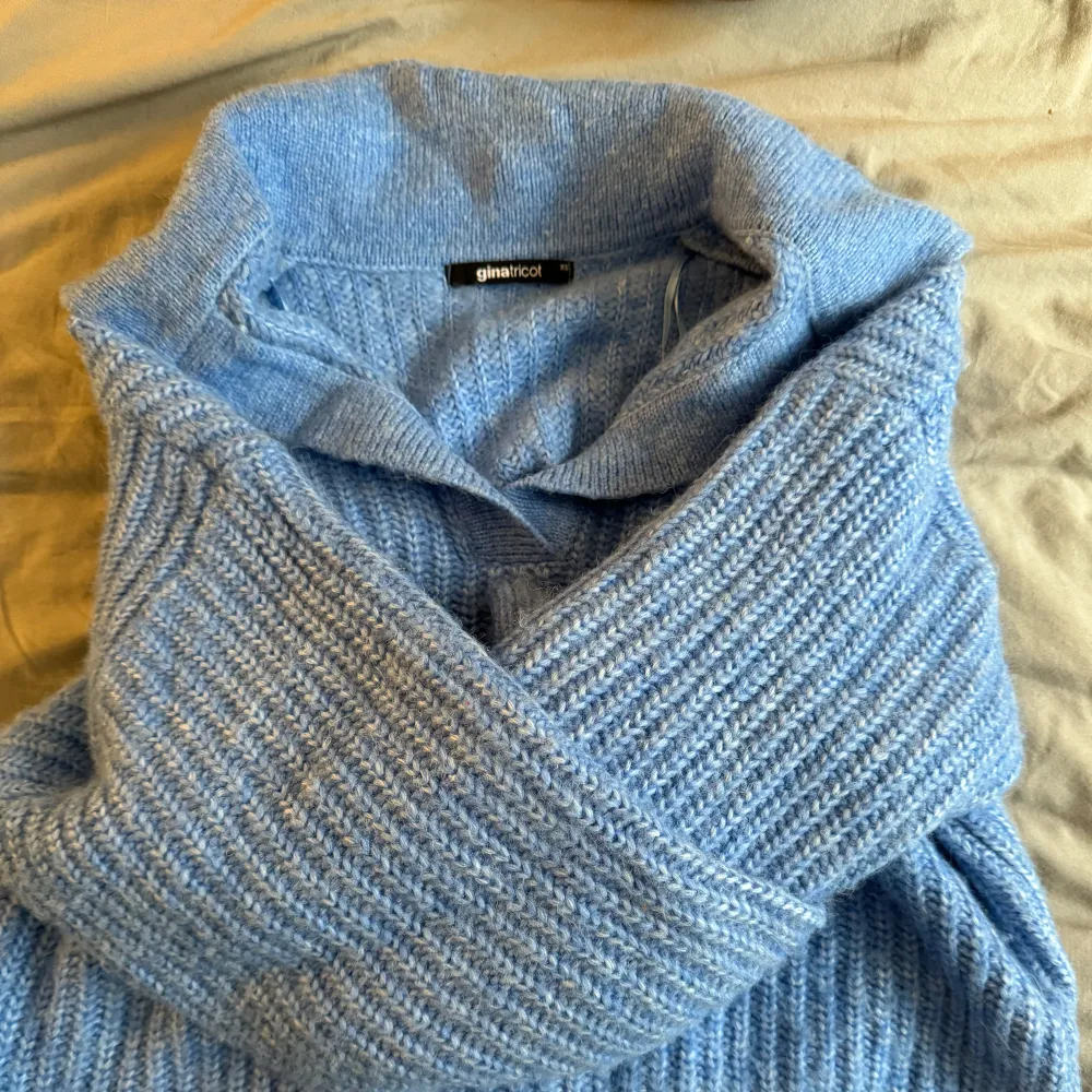 Säljer denna perfekta höst tröja då jag inte trivs i färgen, helt perfekt skick och är ifrån Gina Tricot 💕. Neuletakit & Villapaidat.