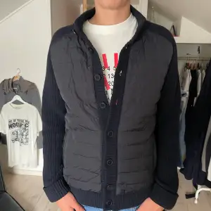 Säljer en galet snygg cardigan från Hechter paris i en navy blue färg🔵 Den är varm och perfekt inför vintern⛄️ Skicket är 10/10 endast använd en gång🤩 Köpt för ca 3000kr och säljer eftersom att den inte passar mig🪙 