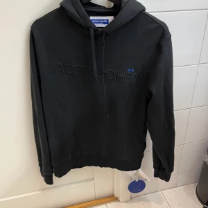 Jacob Coen hoodie - Säljer nu denna riktigt feta Jacob Coen Hoodien i färgen svart. Den är helt ny med tags på. Hoodien är slutsåld överallt. Vårt pris 2149. Hör av er angående frågor . Pris kan diskuteras 🤩