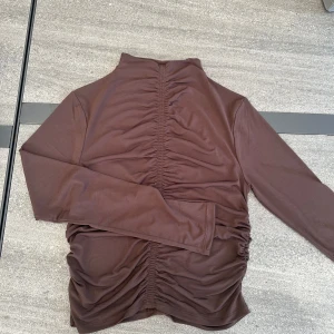 Brun topp Gina Tricot  - Använd en gång  Samma mönster på framsida och baksida 