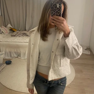 Jacka/kappa - En vit jacka/kappa ifrån Gina Tricot. Jackan är väldigt nopprig och därav säker jag priset till 140kr ifrån nypris: 599)💕