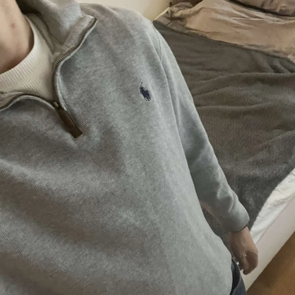 Grå Ralph Lauren halfzip tröja i storlek M till försäljning. Skick: 9/10. Nypris är 1300kr vi säljer för 649kr. Pris kan diskuteras vid snabb affär. Tröjor & Koftor.