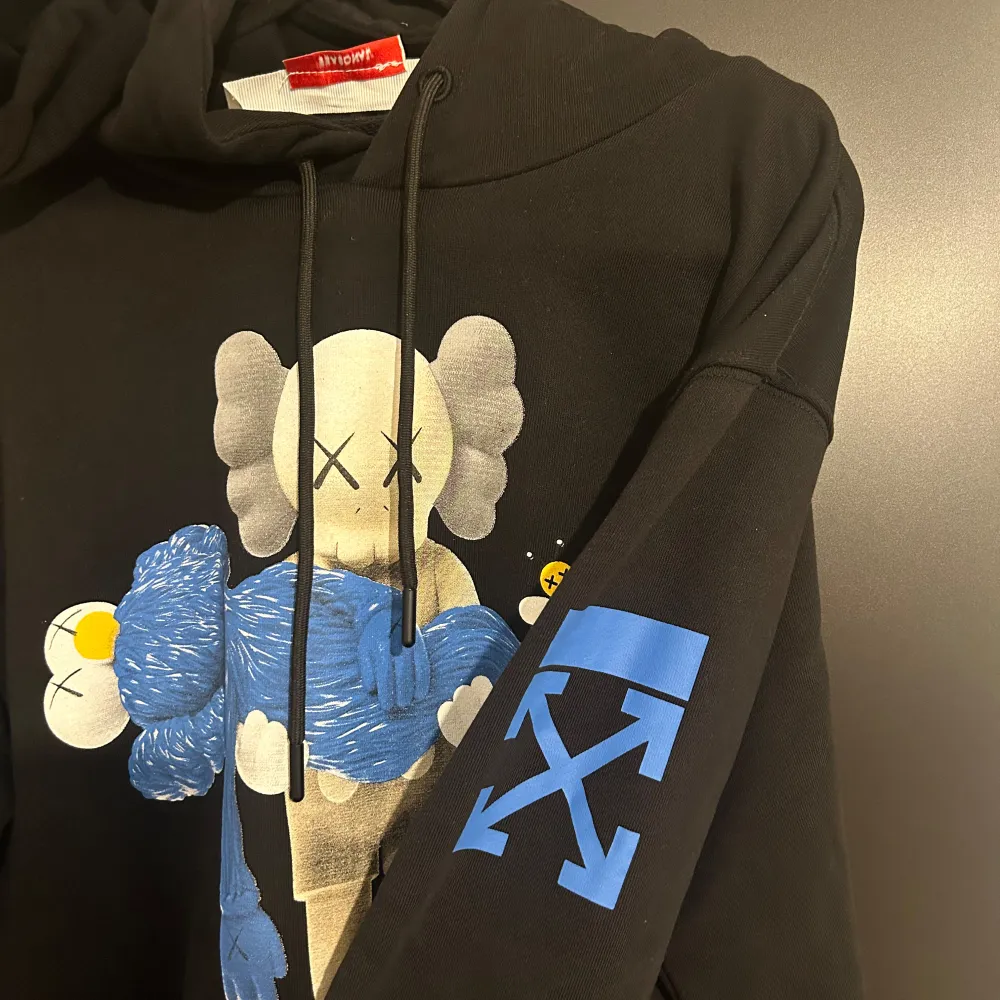 En off white hoodie i fint skick, tycker den är lite för stor så därför jag säljer den. Alla taggar medkommer. Hoodies.