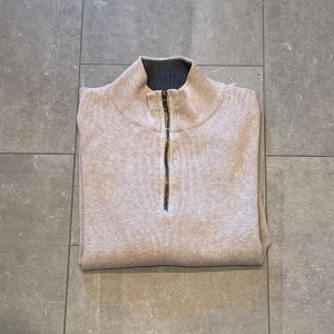 Half zip från Zara - Säljer denna feta half zip som är väldigt snygg. Den är i riktigt bra skick