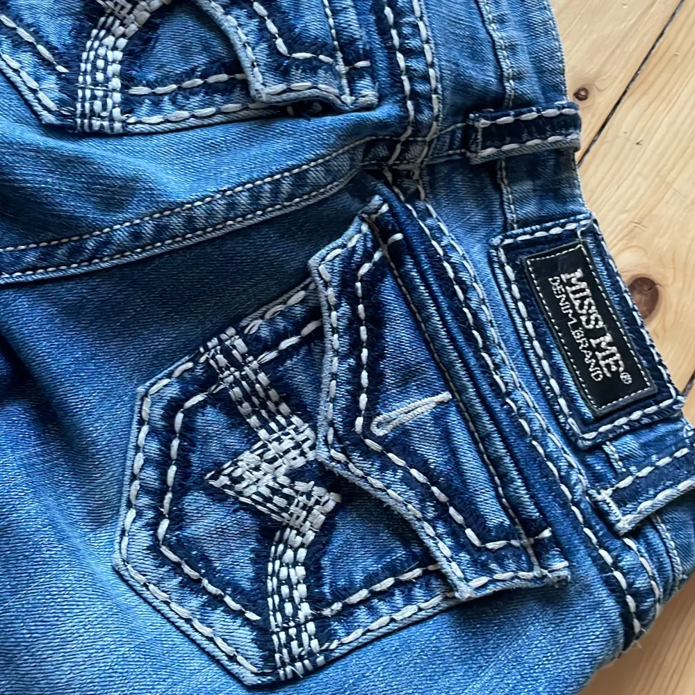 Jättefina miss me jeans. Säljs pgr jag inte använder dom❣️ på dom två sista bilderna ser ni att det är lite tillagt typ så dom ska bli längre(köpte dom så) och en knapp på bakfickan saknas(köptes så) ❣️ Skriv om ni har frågor!❣️. Jeans & Byxor.