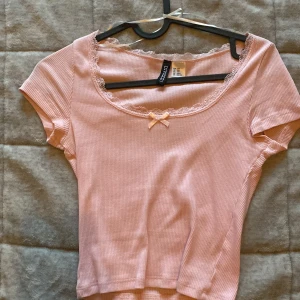 Rosa topp🎀💞 - Så himla söt rosa topp från HM divided💗