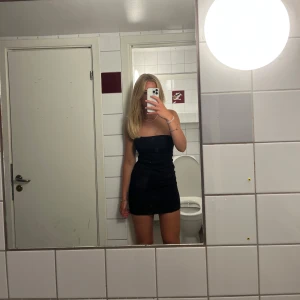 Svart bandaeu-klänning - Grymt fin klänning som sitter så bra. Bra skick och passar till allt🌸