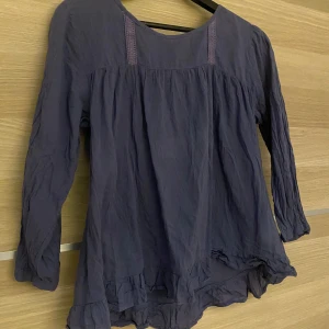 Trekvartsärmad blus från Rut&circle - Marinblå blus, perfekt till middagar.  Använd fåtal gånger!  Nypris 299