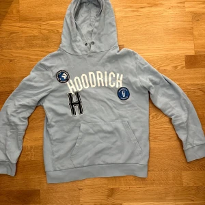 Hoodrich - Säljer min hoodrich hoodie snörerna är borta då jag tyckte det var fult o ha dem på.