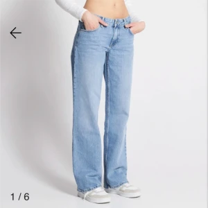 Low waist jeans - Säljer dessa skit snygga jeansen. Storlek Xs. De är låg midjade och vida i benen. Använda en gång 