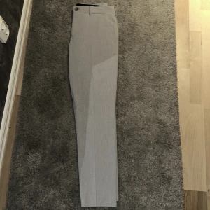 Grå kostymbyxor från Selected Homme - Har nu valt att rensa min garderob på saker jag inte använder , dessa kostymbyxor ifrån SELECTED HOMMEär riktigt schysta , DOM är Helt oanvända (lapp sitter kvar, ses på bild 3)Och har legat i min garderob i ca 1 mån, säljer för 400, org pris: 900 kr