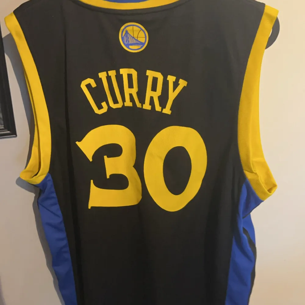 Säljer nu ett Warriors basketlinne, med Stephen Curry på. Helt oanvänd och inga effekter. Storlek L. Skriv för intresse och funderingar😁. Sportswear.