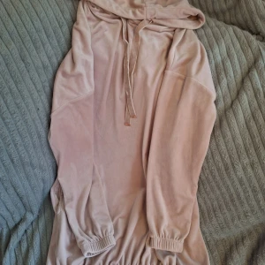 Lång tröja - En härlig varm rosa långtröja som passar bra nu när hösten börjar tränga sig på. Tröjan är i xs, men jag har M i kläder och den är lagom till mig i storlek som ger utrymme.