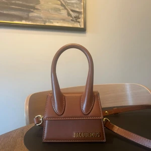 Säljer Prada väska och Jacquemus väska - Prada väskan säljs för 6000kr, nypris 12 000. Köptes i Milano. Nästan nyskick.  Jacquemus väskan säljs för 3000 då den är nyskick.   