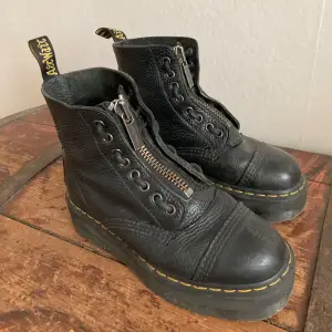 Classiska dr martens med platå. Välanvända och rätt slitna inuti. Storlek 37.