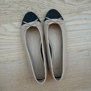 Ballerina skor  - Ballerina skor från hm, använda 2 gånger. Super fint skick! 