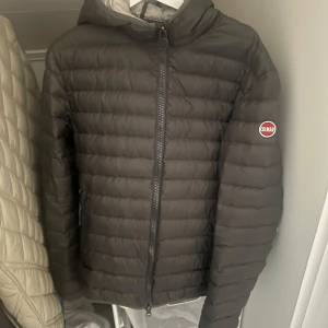 Colmar down jacket  - En väldigt snygg dun jacka från colmar som är i mycket bra skick! Jackan är i storlek 52 vilket motsvara medium men kan även passa small Jackan är i 9/10 skick! Hör av dig vid frågor 