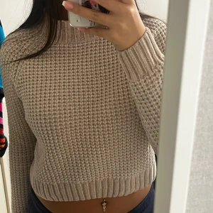 Beige stickad - Beige stickad tröja, lite kortare modell men väldigt väldigt varm fortfarande och väldigt mysigt material. En gammal favorit. Perfekt nu till hösten 