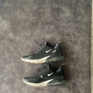 Nike 270 - Säljer dessa stiliga men även bekväma skor då dom inte passar längre. I skickat så är dom lite använda men inget dömde bara lite smuts. (Pris kan diskuteras)