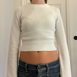 Vit croppad tröja - Säljer en superfin vit croppad stickad tröja, knappt använt💕