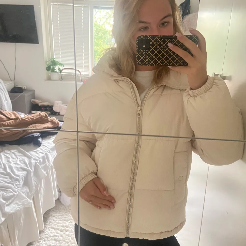 En jättefin oanvänd beige dunjacka från Pull&Bear. Strorlek S 🥰. Jackor.