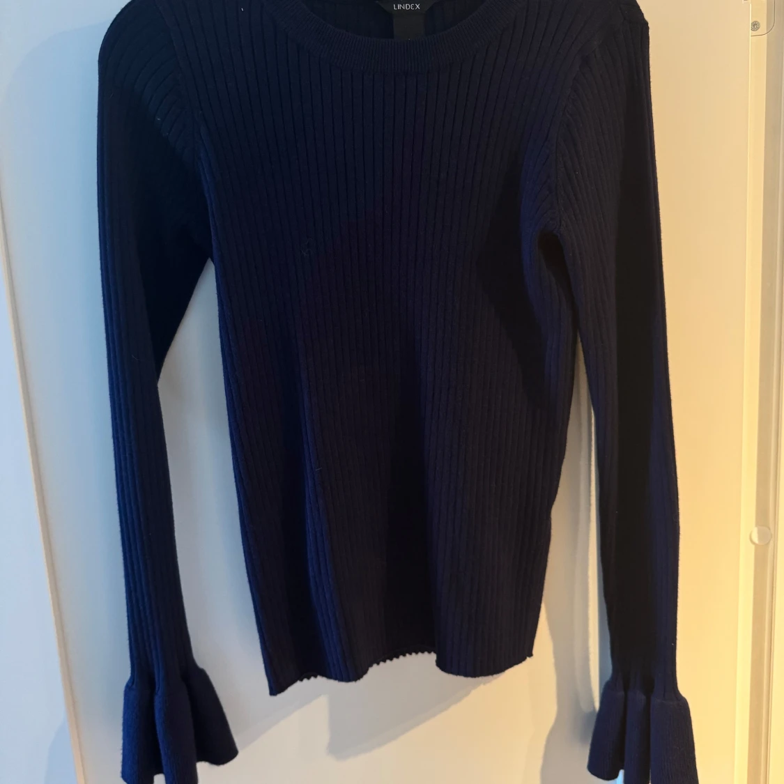 Mörkblå ribbad tröja från Lindex - 1