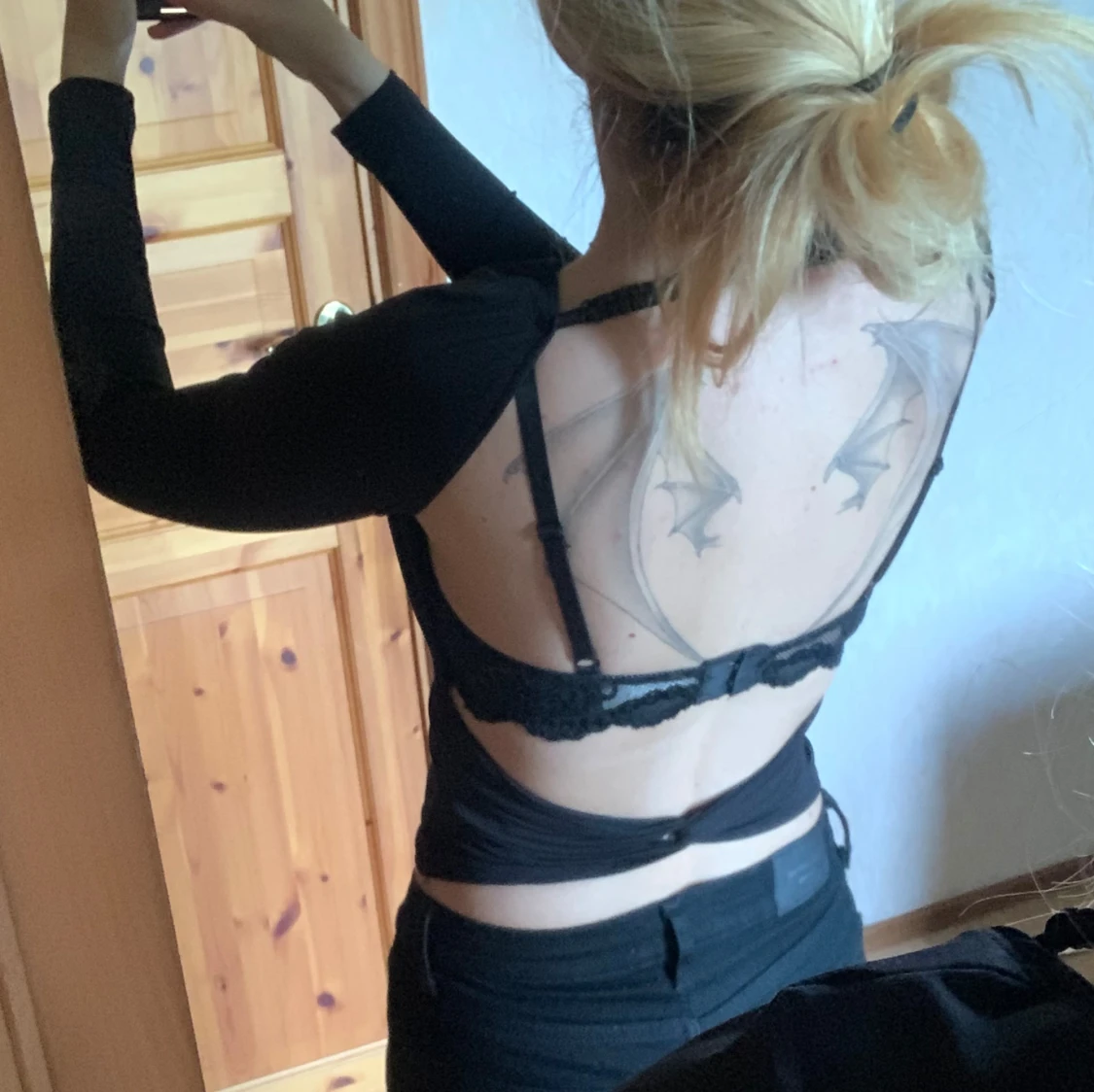 Svart tröja med öppen rygg - 91