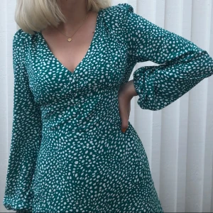 Fin grön klänning - Klänningen är använd fåtal gånger och är i bra skick. Passar perfekt till fest, julafton osv