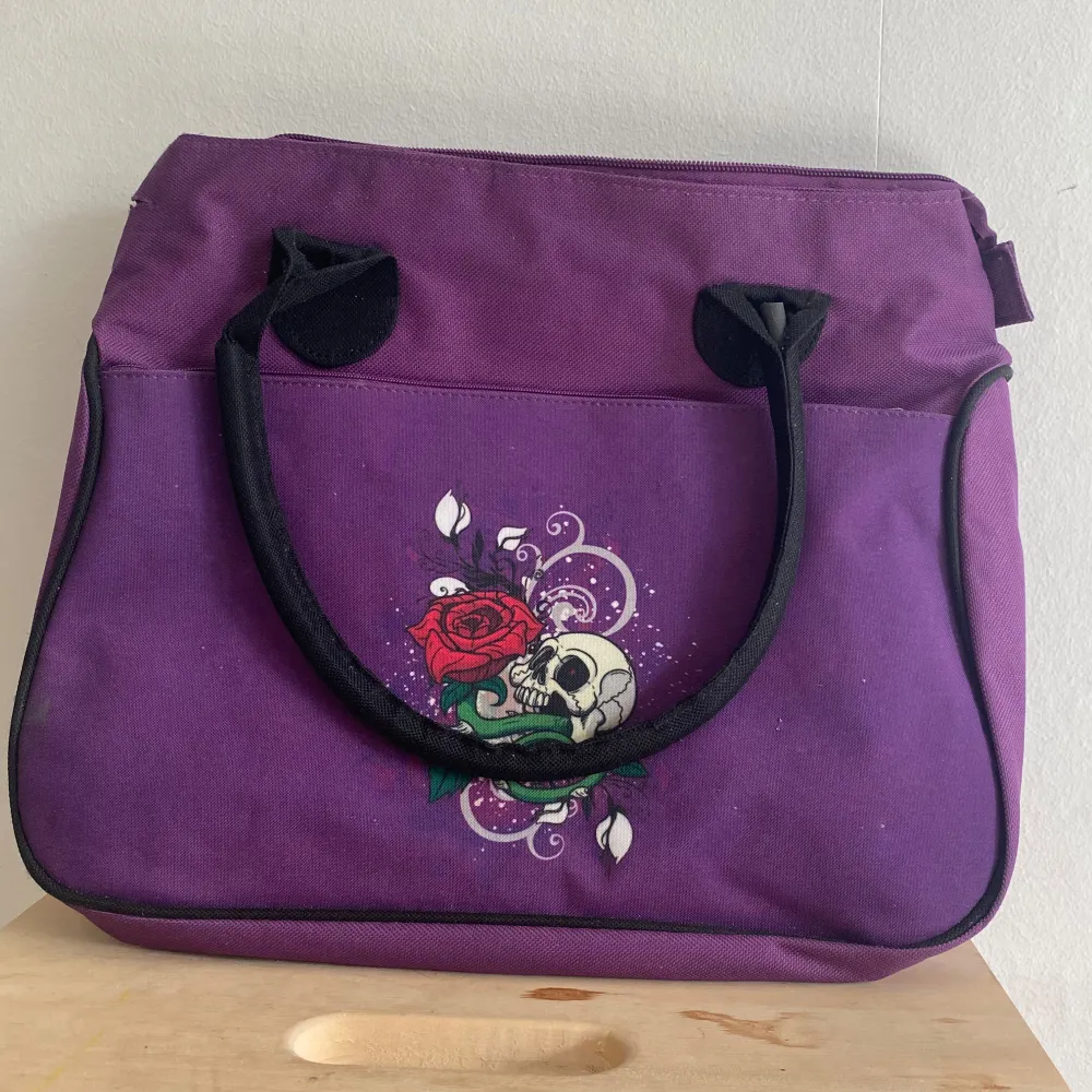 Purple bag with skeleton motive.  Pictures show the damage which also goes into the inner lining.. Väskor.