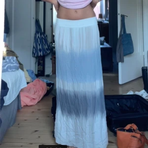 Somrig långkjol🌸 - En sjukt fin långkjol köpt på sellpy! Den är lite genomskinlig och har ett litet hål vid rumpan, kan skicka om man vill se:)  Det är den perfekta sommarkjolen🌸🌸