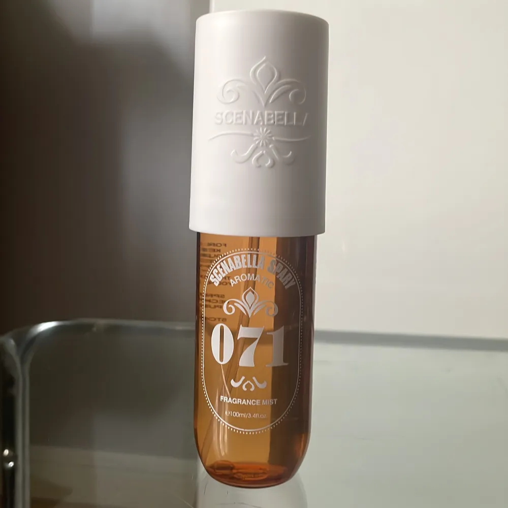 Säljer en Charabella Aromatic Fragrance Mist 071. Doften har noter av vanilj, rostad nöt, havssalt, choklad, tonkaböna och kokos. Doftar exakt samma som 71 från sol de janeiro.🍪🍪🍦. Parfym.