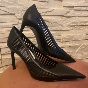 Pumps svarta  - Säljer dessa snygga oanvända  pumps från zara i storlek 37( normal strl), med snygg design på sidan. Material :skinn Nypris: 599kr
