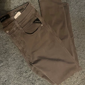 Replay jeans  - Säljer dessa riktigt schysst replay anbass jeans i färgen grå! Storlek 28/30, jeansen är endast använda en gång, inköpta för 1699!  Vid snabb affär kan priset diskuteras, tveka inte på att höra av er vid frågor!
