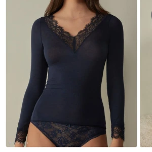 Mörkblå  intimissimi tröja - Jättefin mörkblå, långärmad tröja i Kashmir från intimissimi med spetsdeljer! Bra skick, endast använt ett par gånger. Tycker den är jättefin men säljer eftersom jag har en likadan i en annan färg!💕