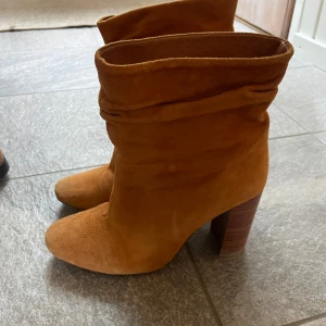 Boots - Bruna/orangea stövletter. Storlek 38