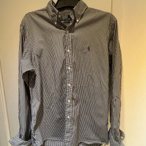 Ralph lauren skjorta  - Ralph lauren skjorta i perfekt skick med lila logga. Storlek L 16-40/41 custom fit.