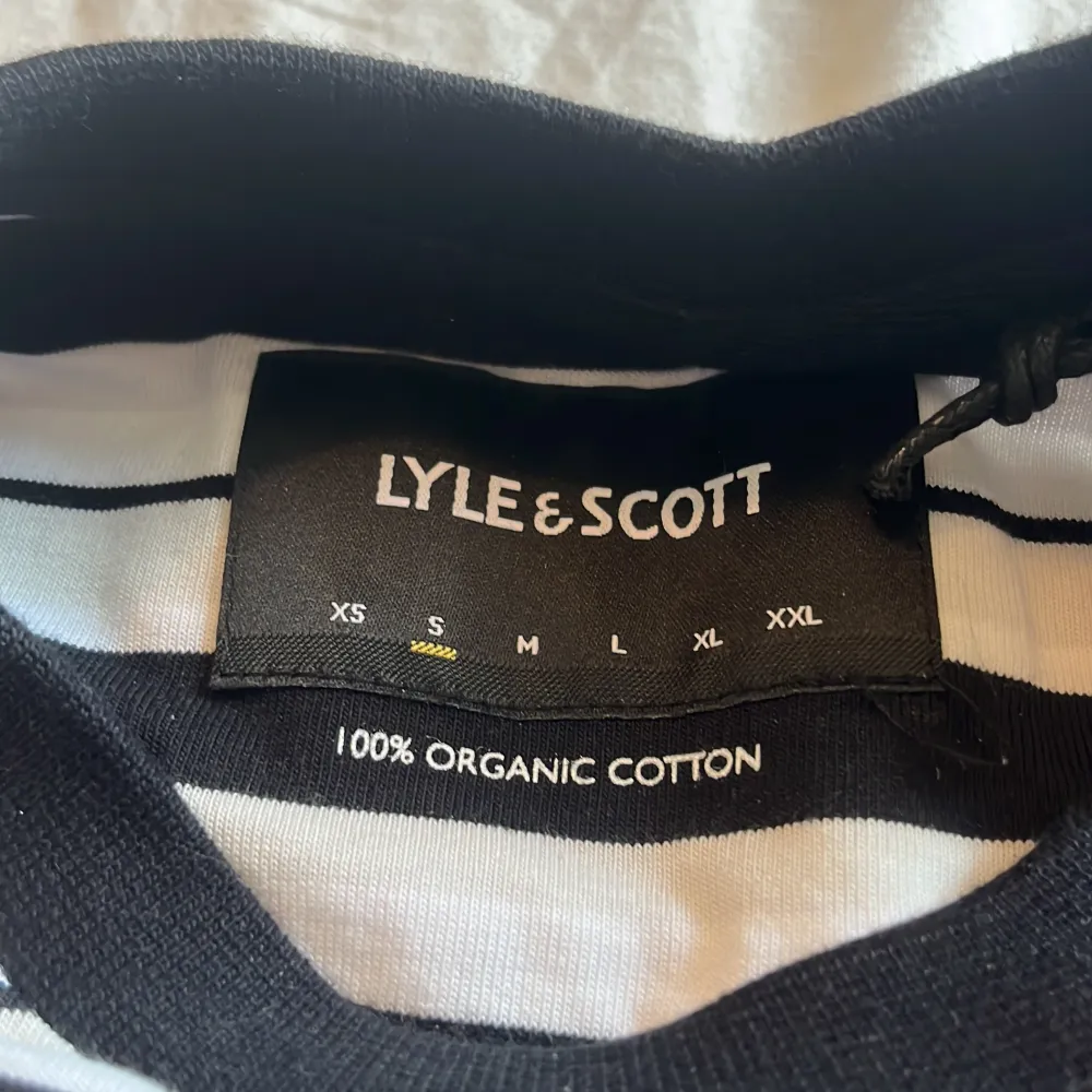 Randig. Lyle and Scott. T Shirt för män . T-shirts.